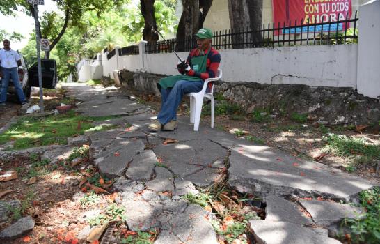 Ciudadanos exigen reconstrucción de acera en calle México con Rosa Duarte 