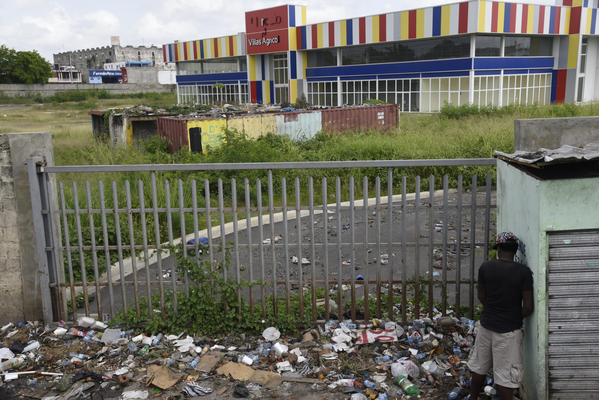 Vista del local del mercado de Villas Agrícolas que el Gobierno no ha entregado.