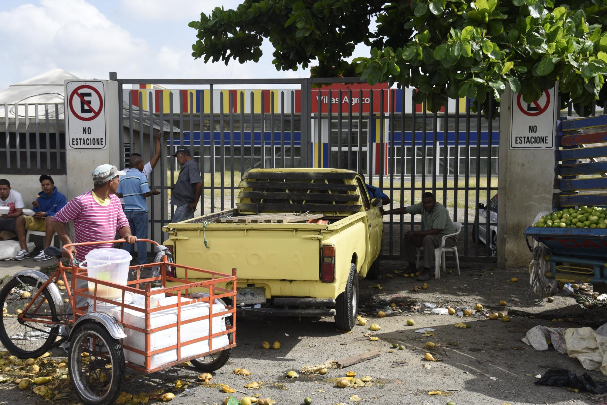 Vendedores en las afueras del mercado de Villas Agrícolas.