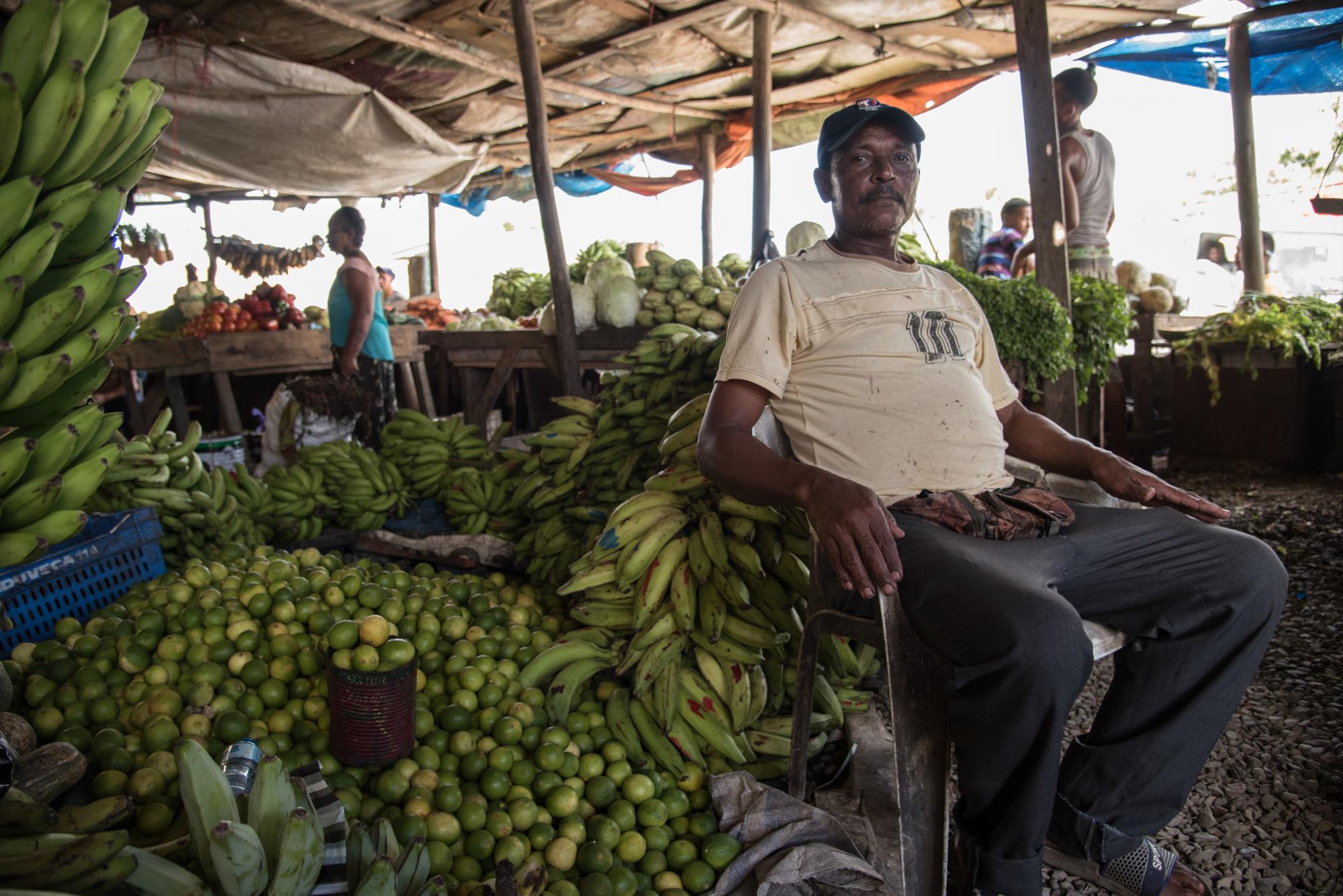 Hipólito Ortiz en su puesto de venta.