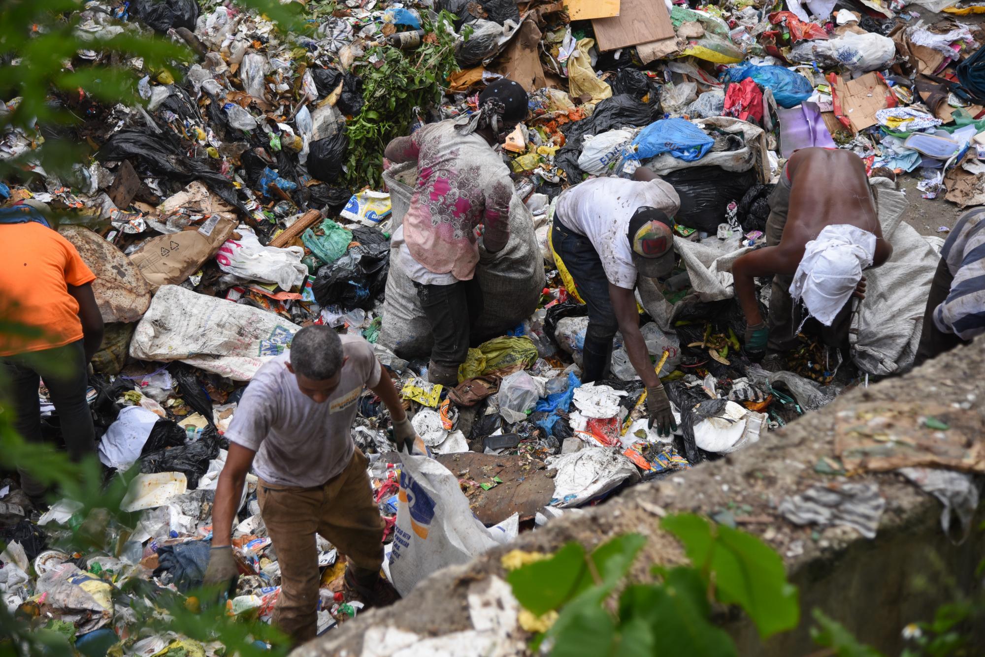 “Buzos” buscan entre la basura de la estación de transferencia de Cancino Adentro.