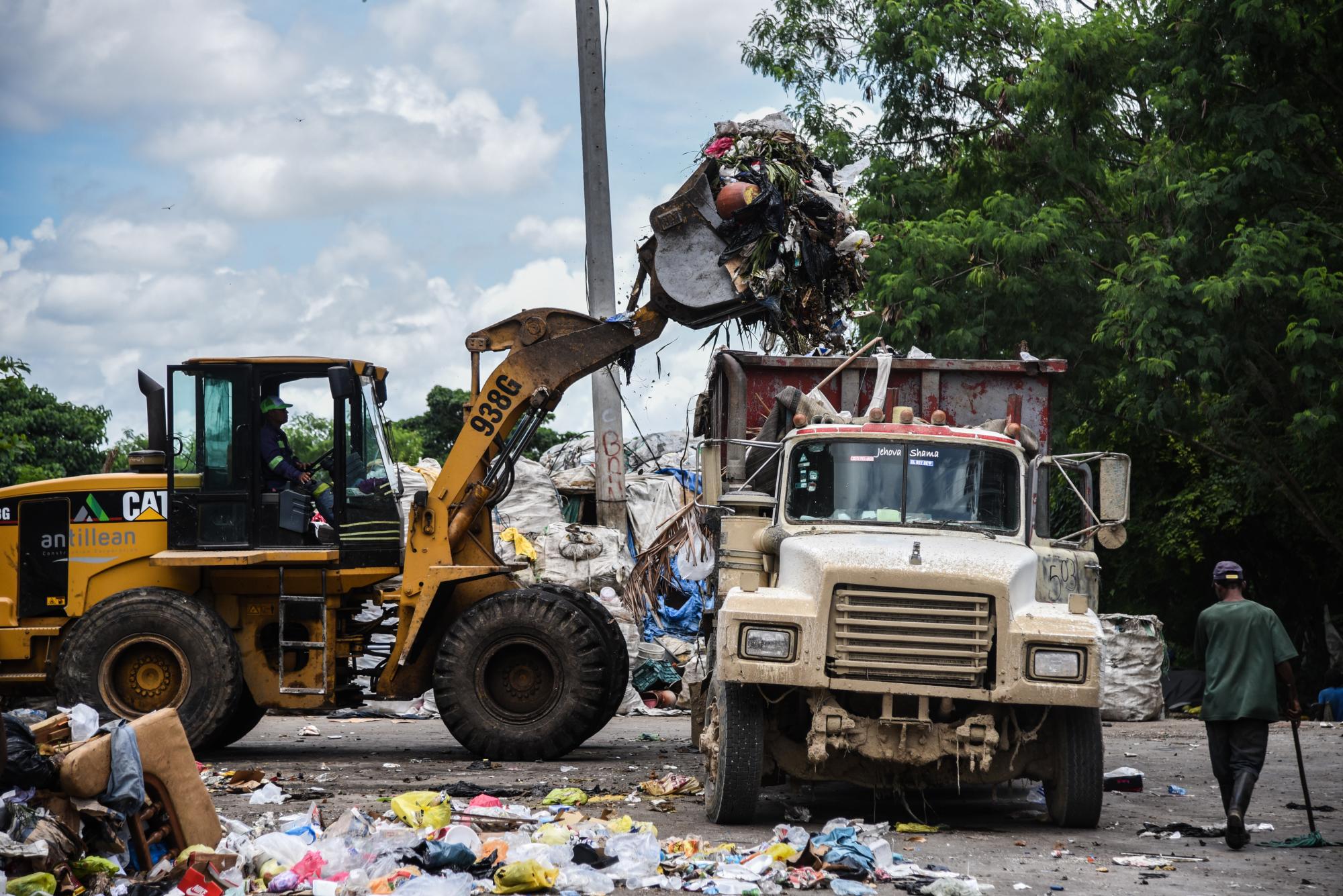 Una pala mecánica llena un camión que transferirá la basura a Duquesa.