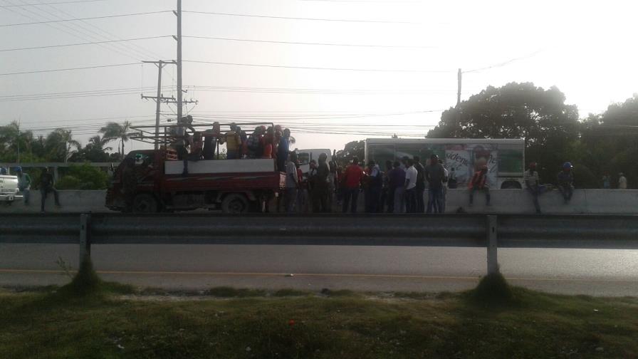 Obreros haitianos enfrentan inspectores de Migración en Punta Cana Obreros haitianos enfrentan inspectores de Migración en Punta Cana