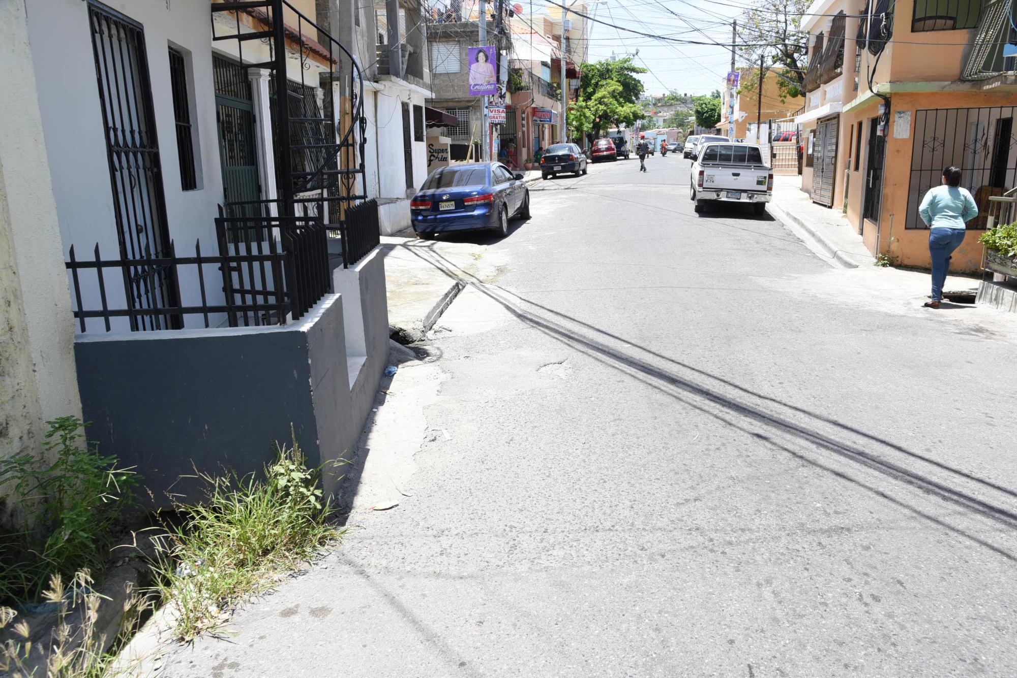 Los ciudadanos no respetan las aceras y construyen en ellas.