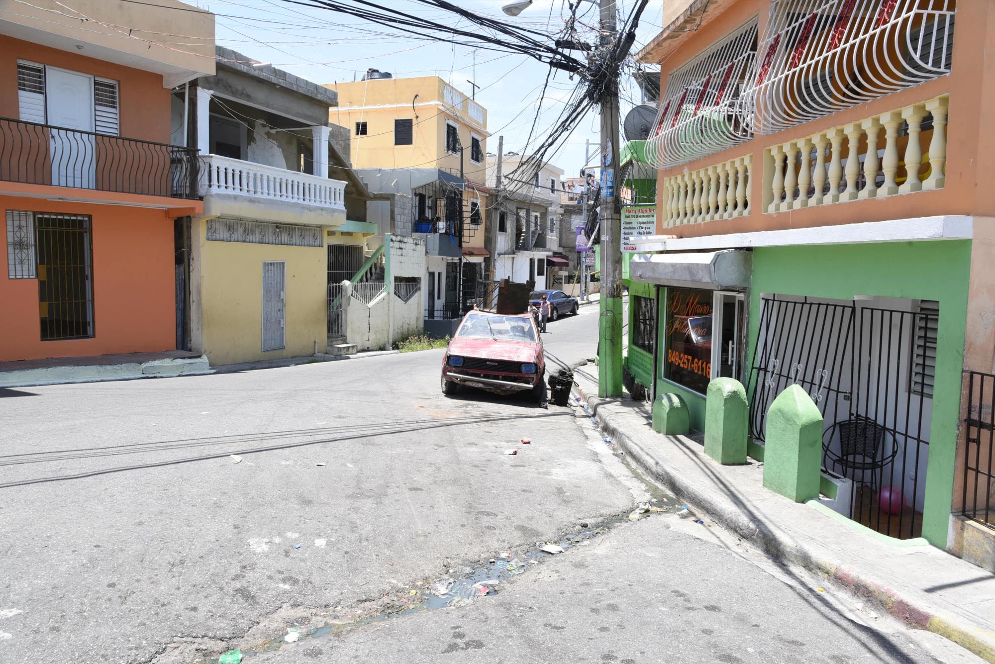 Los postes del tendido eléctrico también ocupan las aceras.