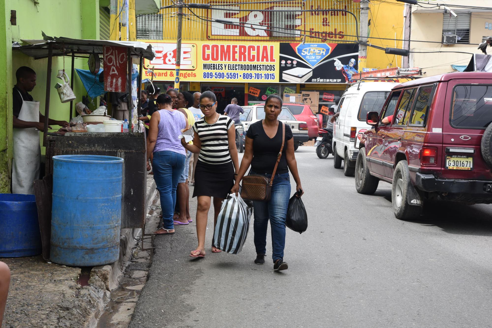 En Sabana Perdida, Santo Domingo Norte, colocan negocios en las aceras y los peatones deben caminar por las calles