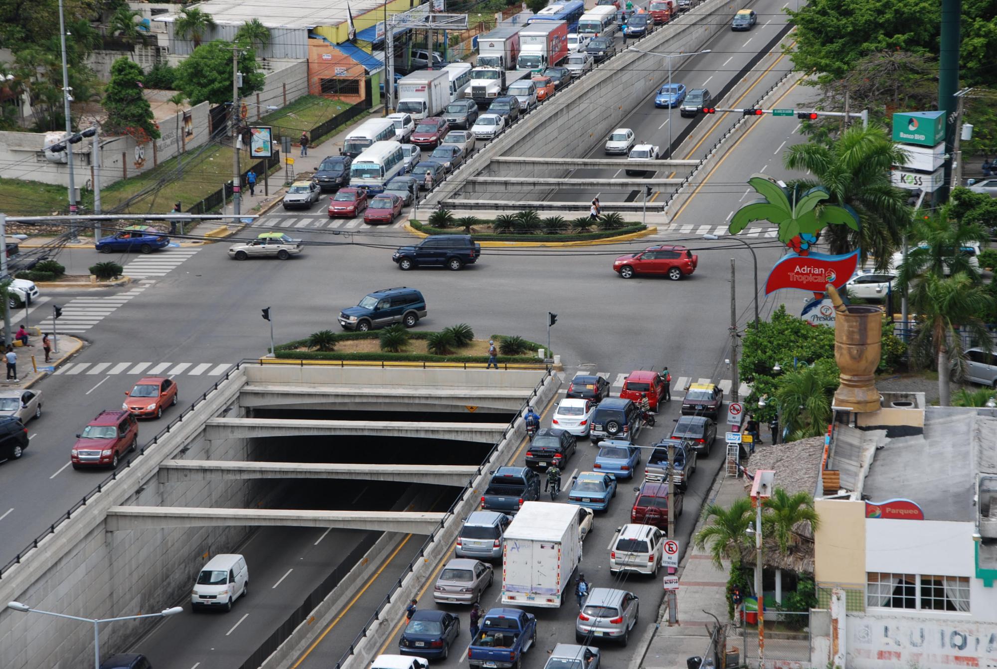Paso a desnivel construido en la avenida 27 de Febrero con Núñez de Cáceres.