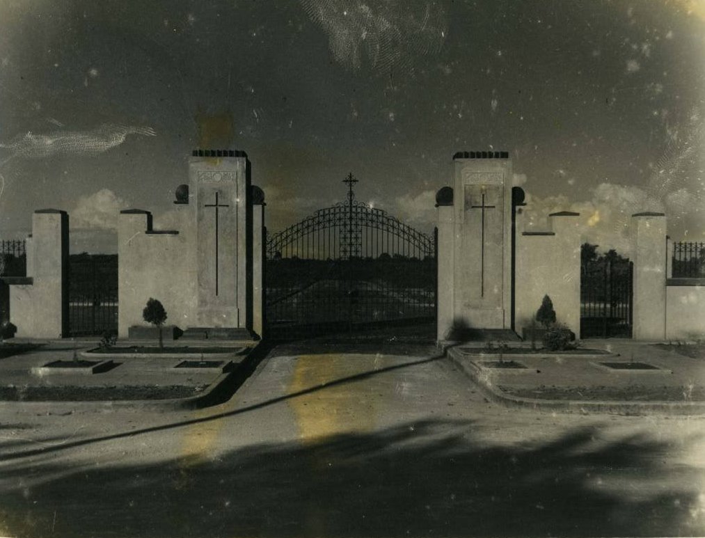 Fachada de cómo lucía la puerta principal del Cementerio Nacional.