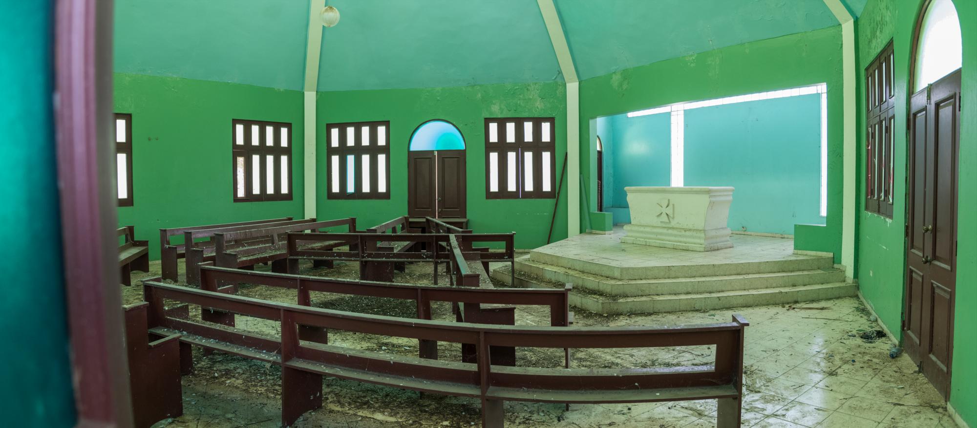 Interior abandonado de la iglesia del cementerio.