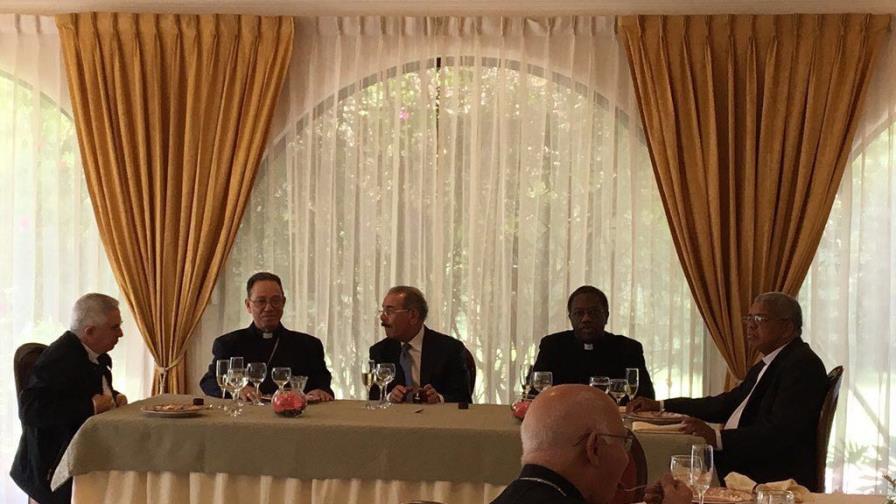 El presidente Medina compartió ayer con los obispos dominicanos El presidente Medina compartió ayer con los obispos dominicanos