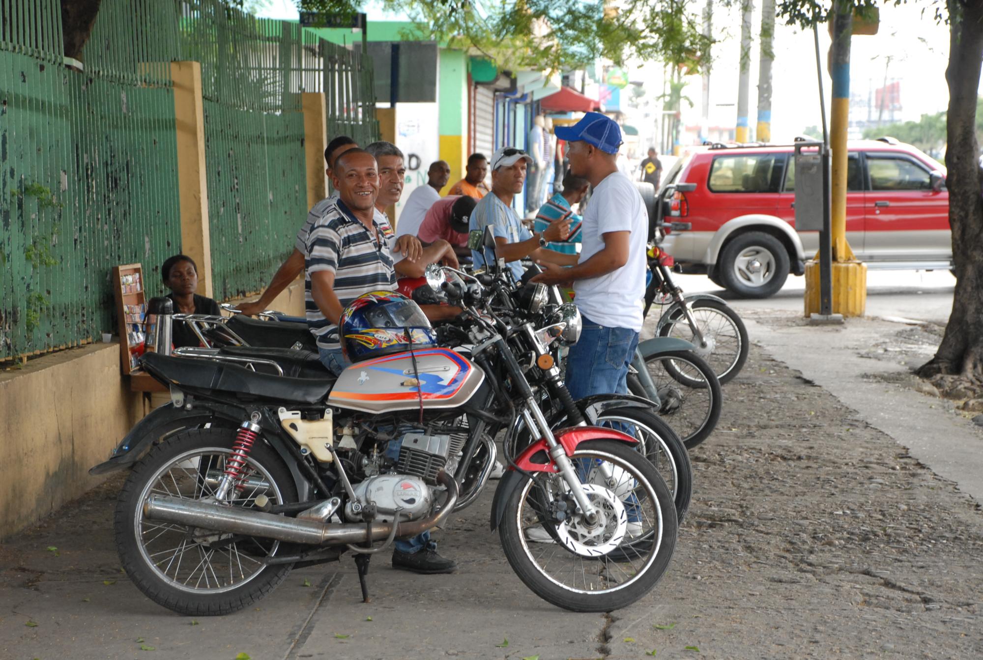 Motoconchistas en una parada de la avenida San Vicente de Paul, en Santo Domingo Este.