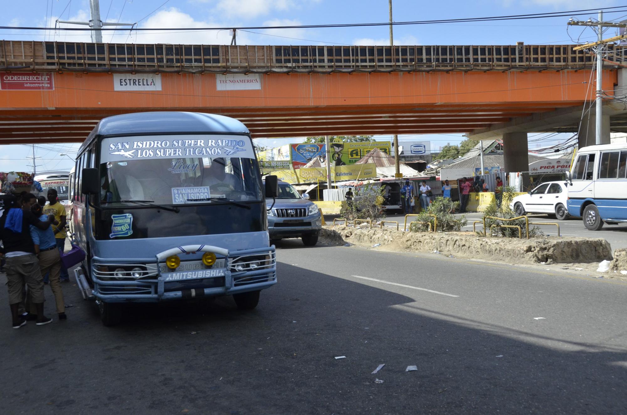 Una guagua de las denominadas “voladoras”, que forma parte del transporte público.