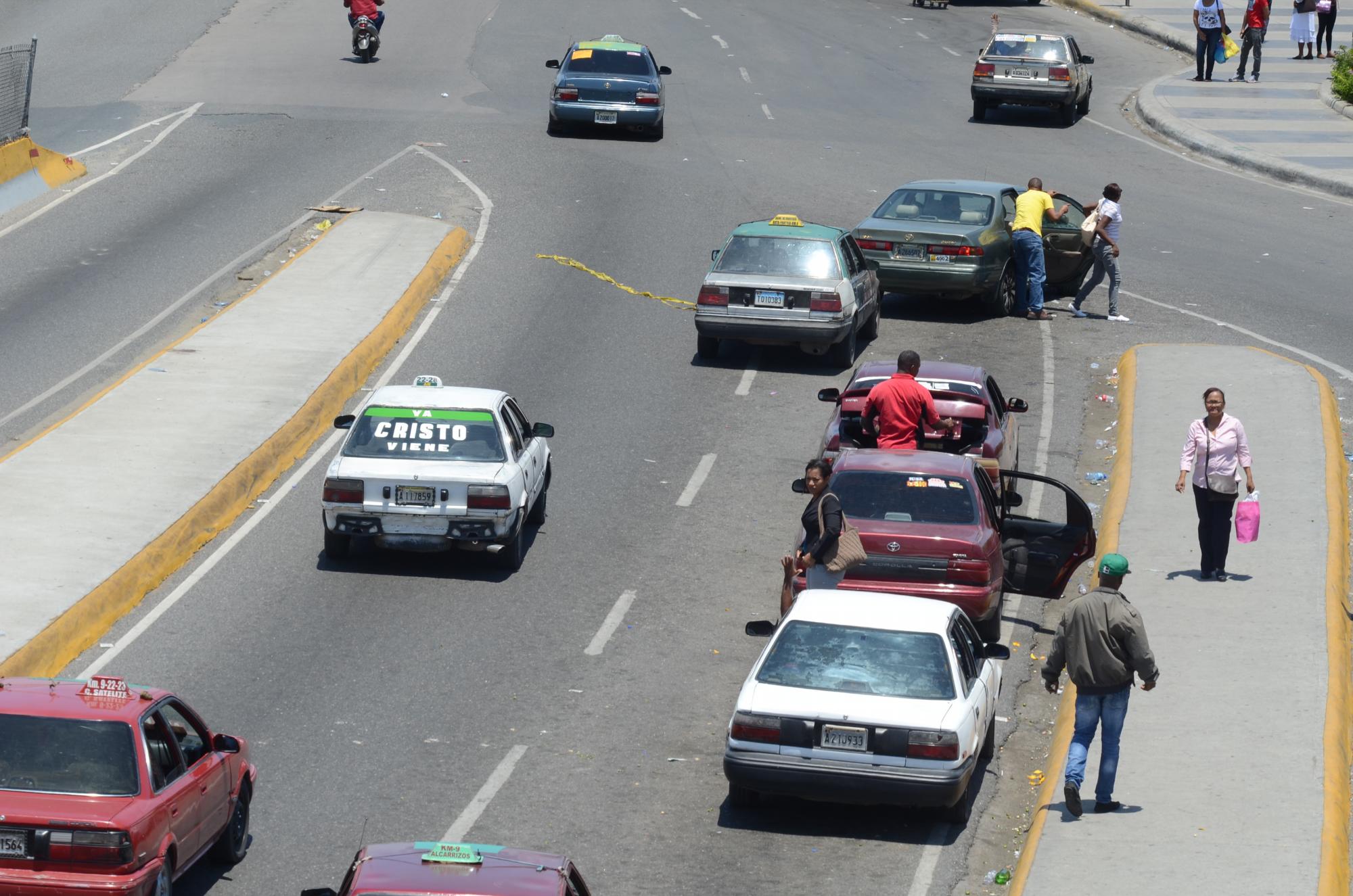 Carros de “concho” en una vía del Distrito Nacional.