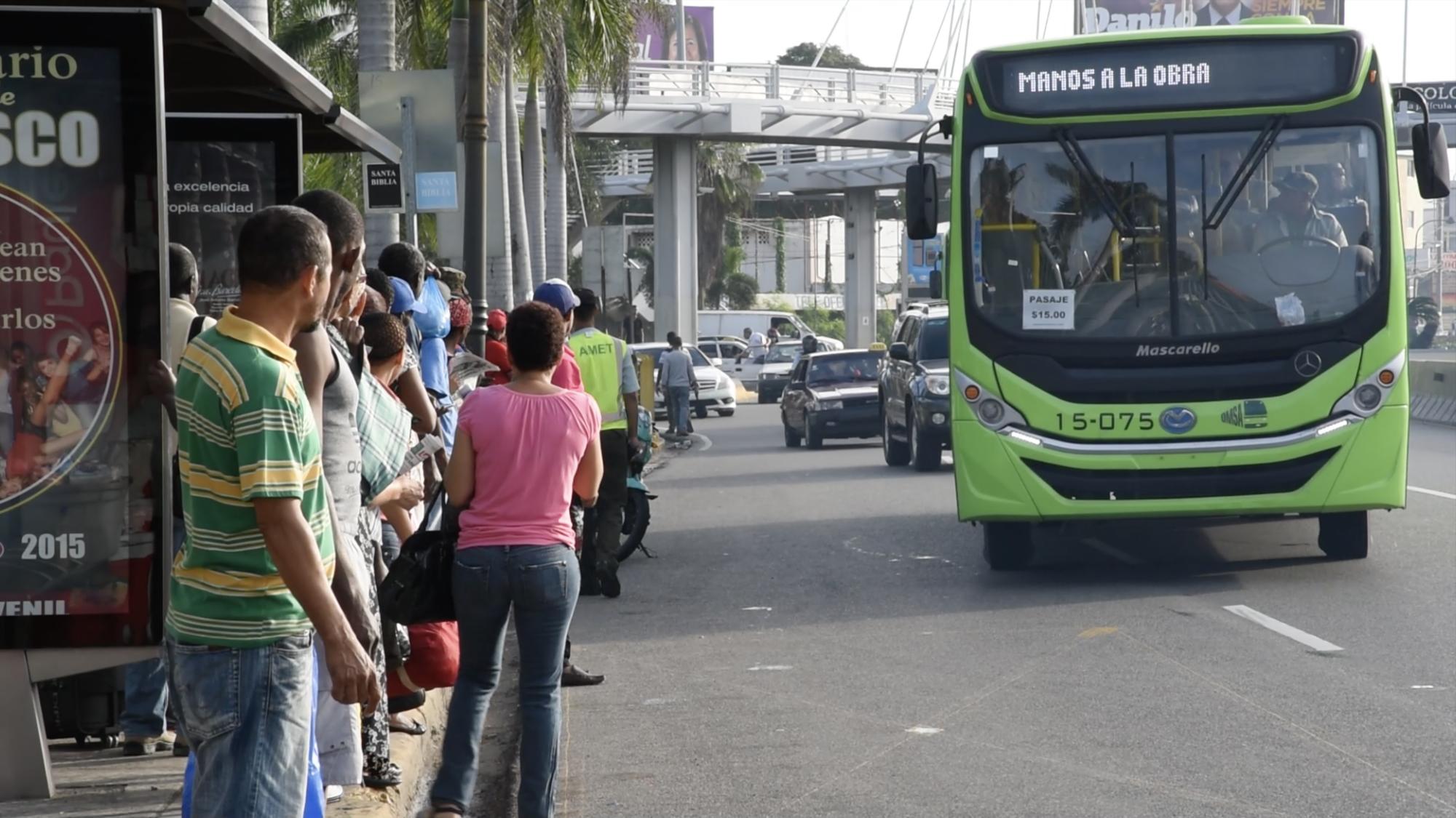 Un autobús de la OMSA llega a una parada de la avenida 27 de Febrero.