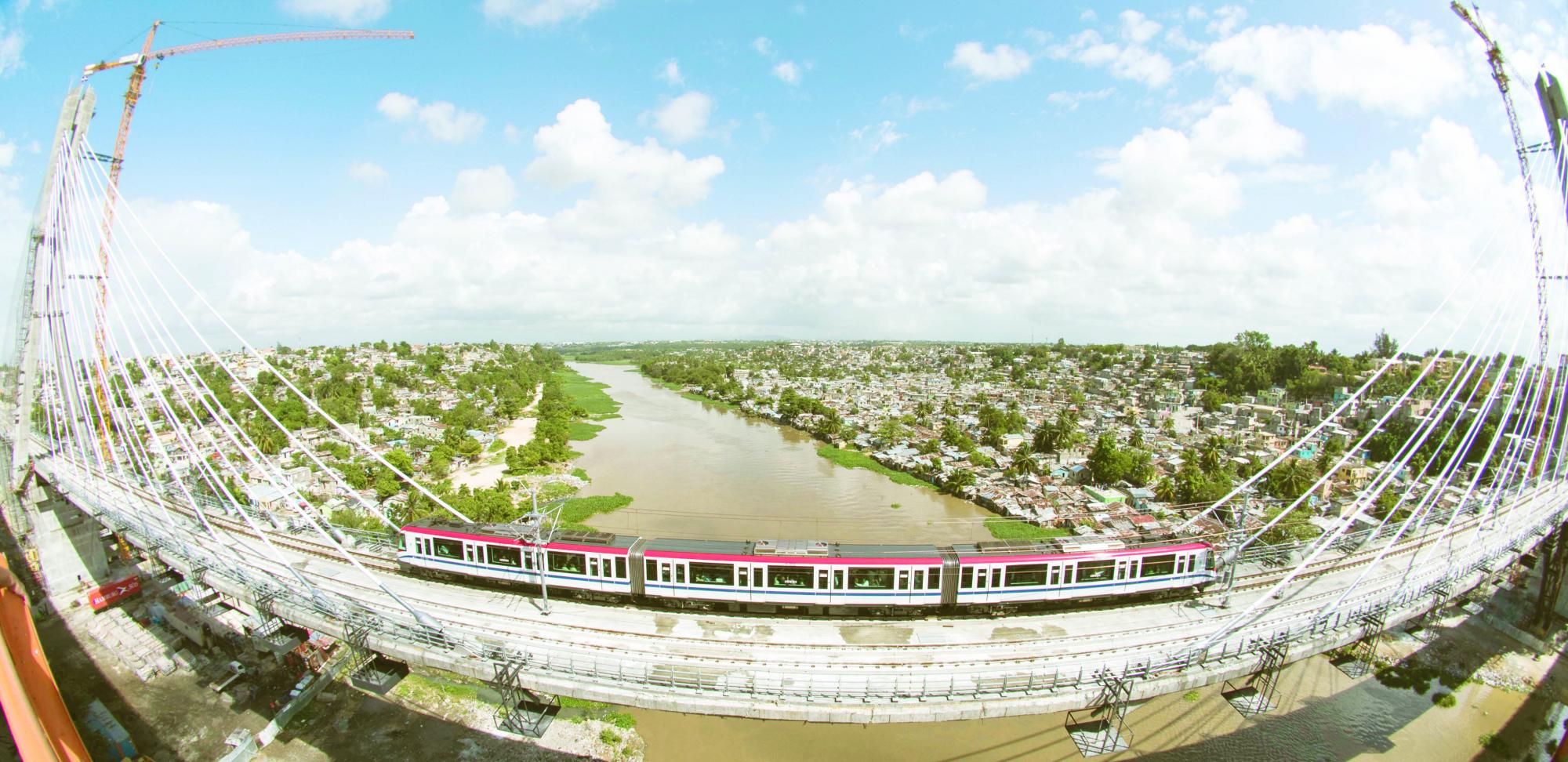 Vagones de la Línea 2-B del Metro de Santo Domingo cruzan por el puente atirantado.