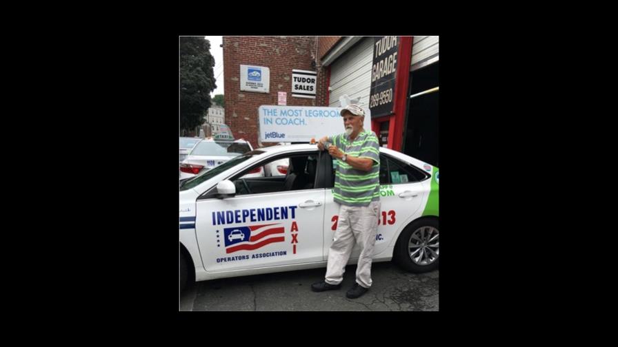 Un taxista de Boston devuelve US$187,000 olvidados en su vehículo y le regalan $100 en agradecimiento 