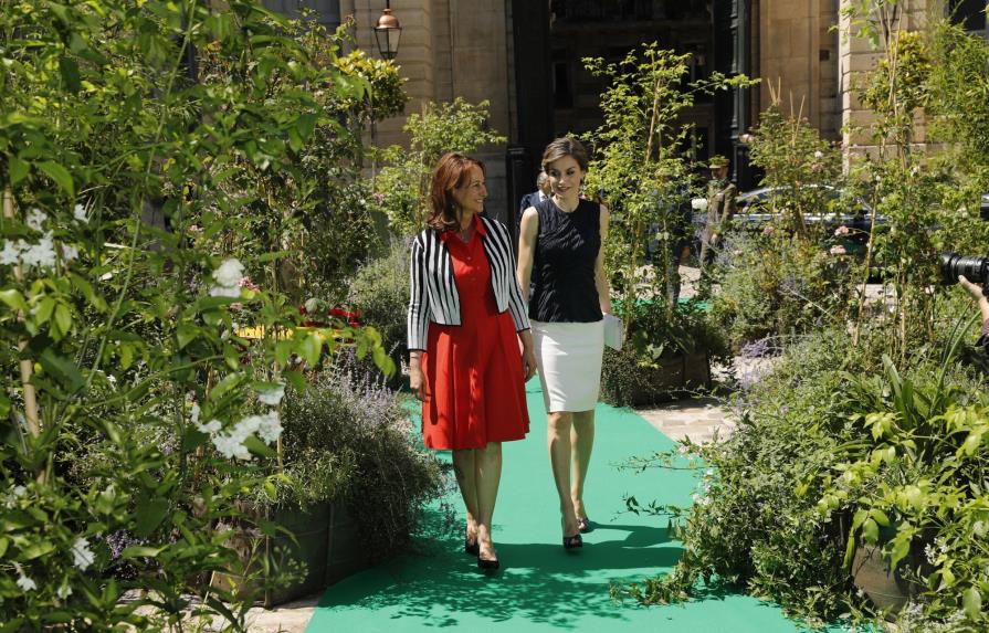 La reina de España pide luchar contra cambio climático para mejorar la salud