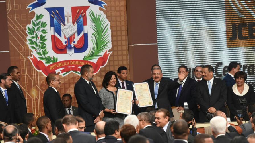 Danilo Medina se compromete a impulsar aprobación de la Ley de Partidos y la Ley Electoral Danilo Medina se compromete a impulsar aprobación de la Ley de Partidos y la Ley Electoral