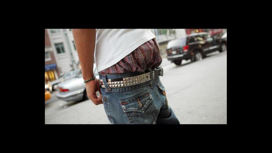 Prohiben uso de pantalones que muestren ropa interior
