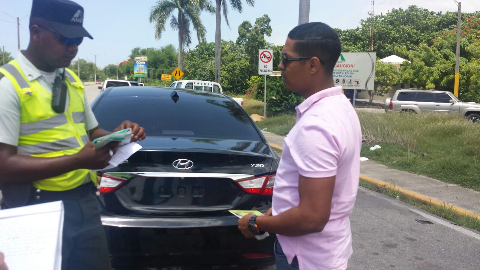 Un conductor coloca la placa a su vehículo 