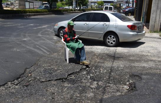 Un badén deteriorado y con agua mal oliente 