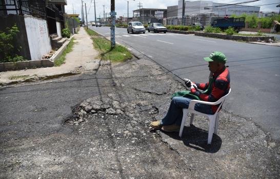 Un badén deteriorado y con agua mal oliente 