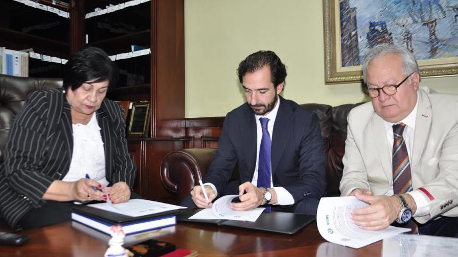 Mescyt renueva convenio de becas con dos universidades españolas