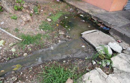En Villa Consuelo piden a la CAASD reparar sistema sanitario
Moradores de Villa Consuelo exigen reparación de sistema sanitario