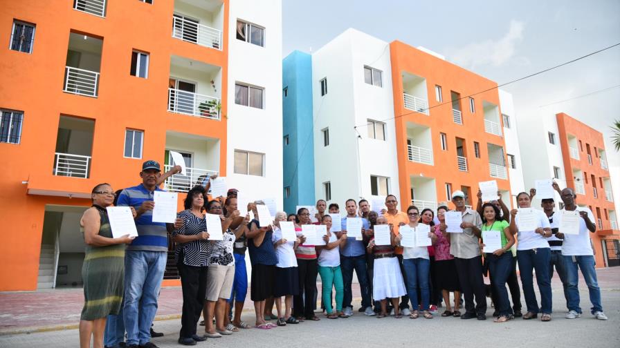 Ciudadanos que vivían en las cercanías de una cañada les entregan apartamentos 