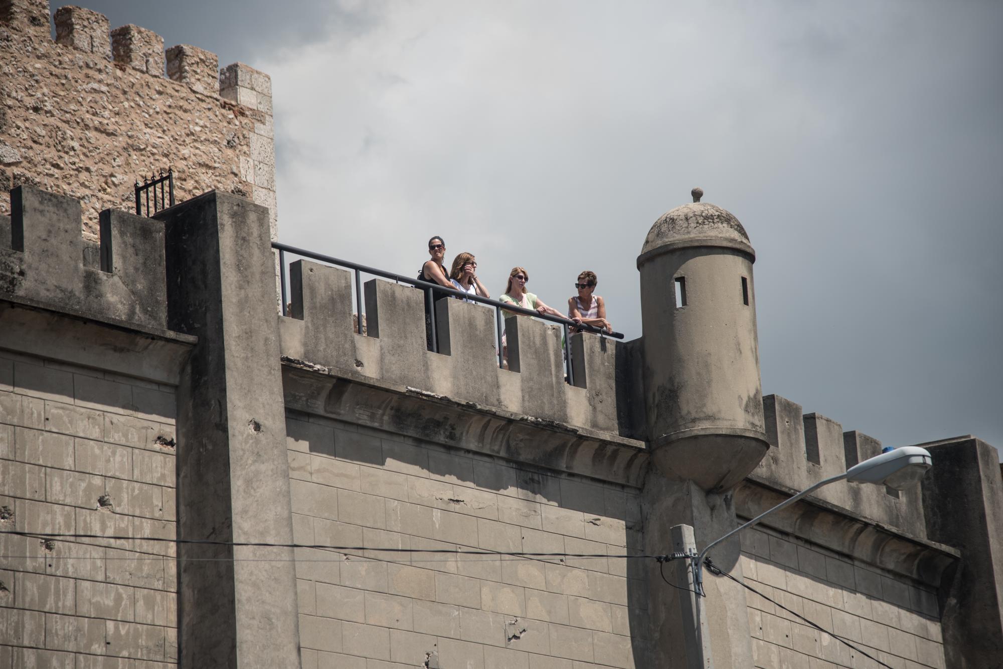 Unas turistas ven el puerto desde la Fortaleza Ozama.