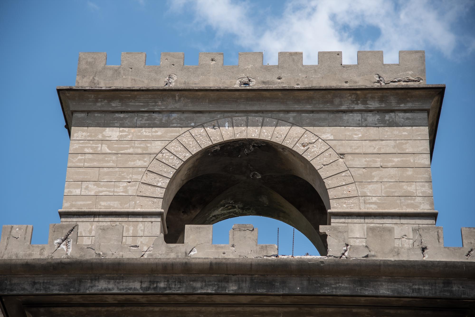 Parte superior de una de las dos puertas