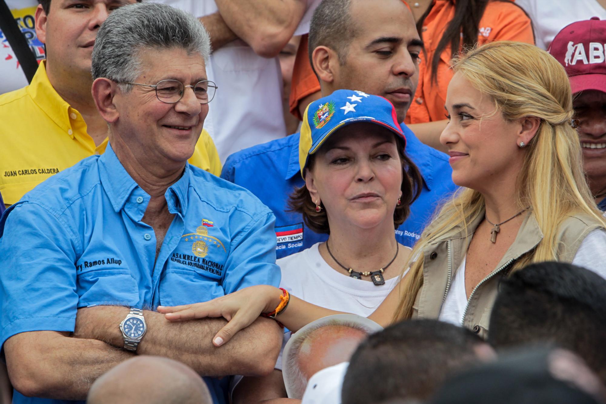 Henry Ramos Allup (i), participa en una manifestación junto a la esposa del dirigente opositor preso Leopoldo López, Lilian Tintori (d) y la esposa del alcalde metropolitano de Caracas Antonio Ledezma, Mitzy Capriles (c), hoy, sábado 9 de julio de 2016.