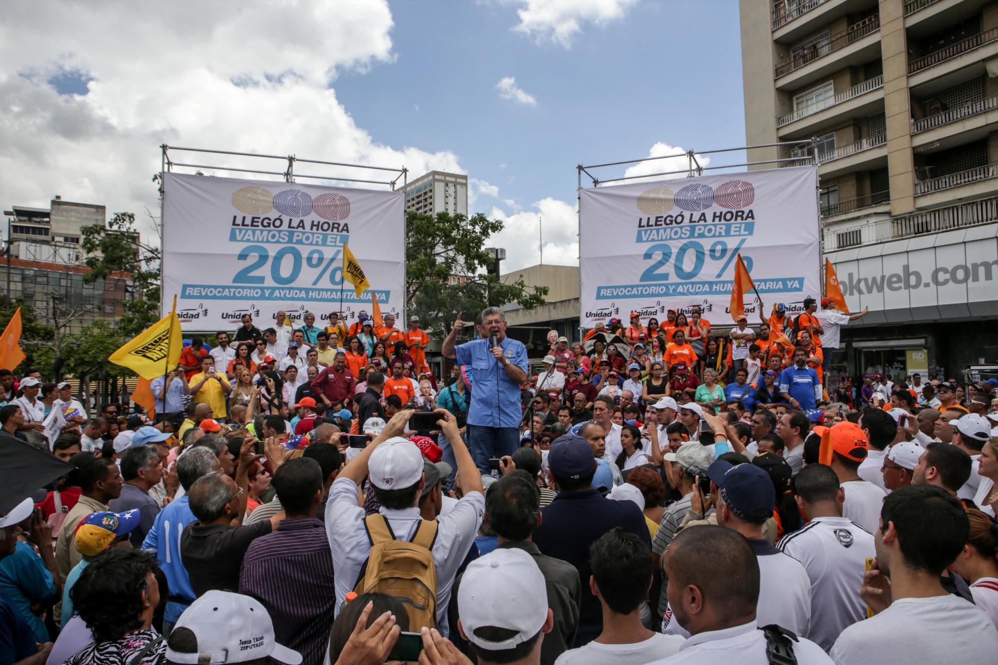 Henry Ramos Allup (c), pronuncia un discurso en una manifestación hoy, sábado 9 de julio de 2016, en Caracas (Venezuela).