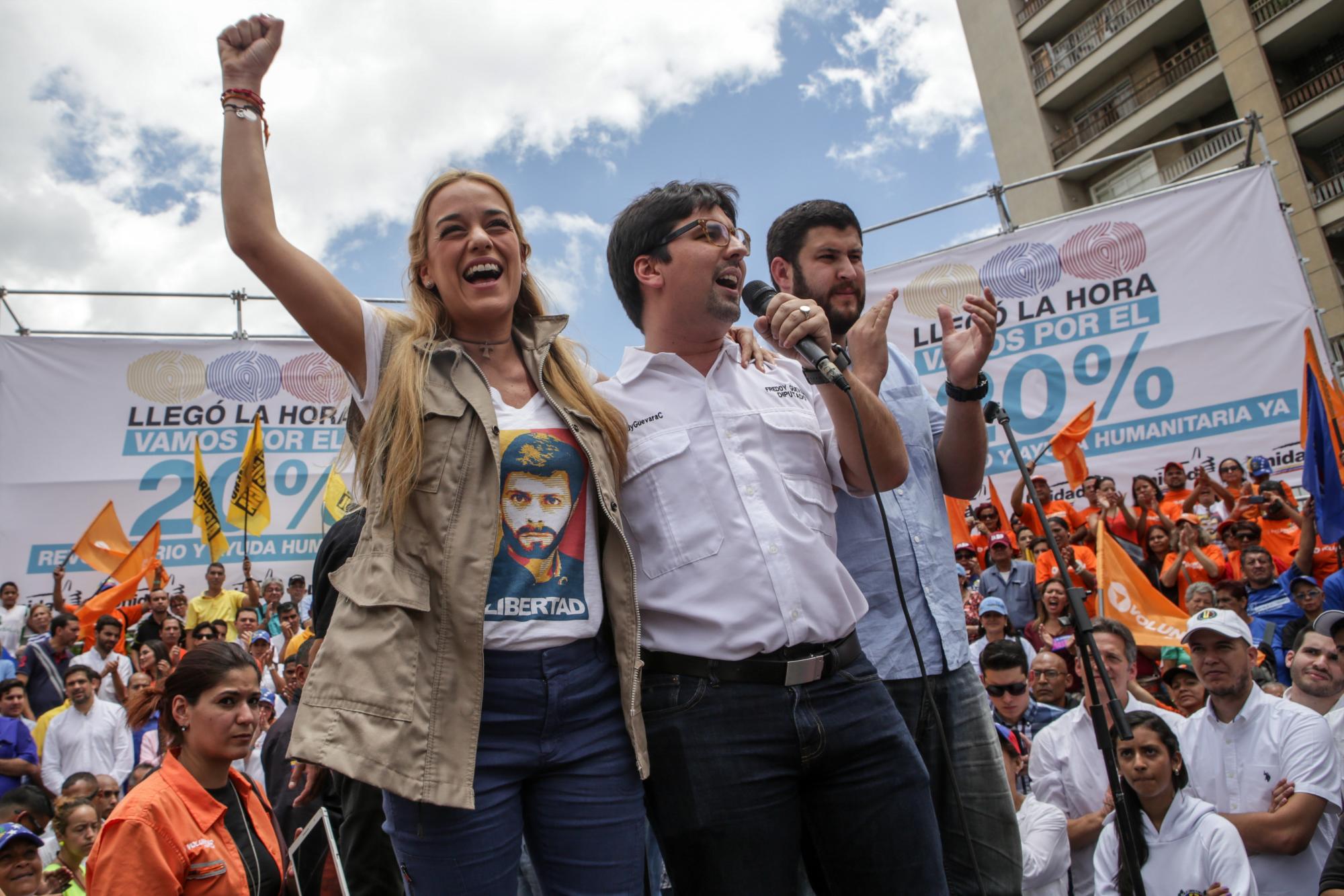 La esposa del dirigente opositor preso Leopoldo López, Lilian Tintori (i), el diputado de la Asamblea Nacional de Venezuela el diputado Freddy Guevara (c) y el alcalde del municipio El Hatillo David Smolansky (d) participan en la manifestación.