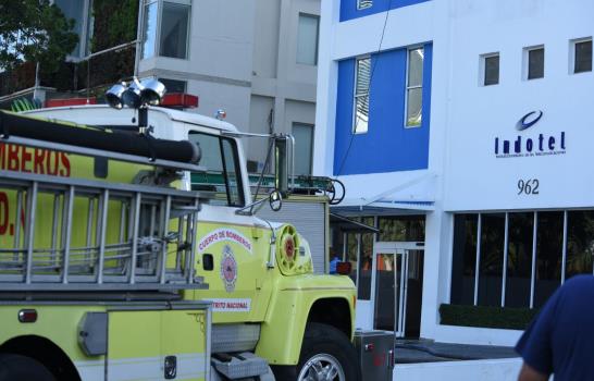Bomberos sofocan fuego en edificio del Indotel