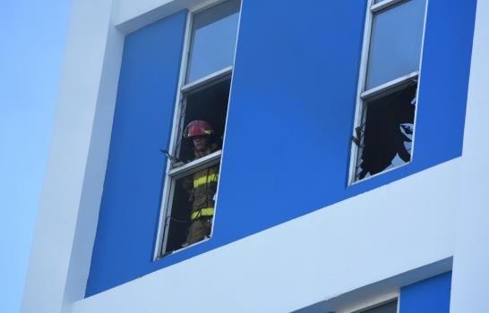 Bomberos sofocan fuego en edificio del Indotel