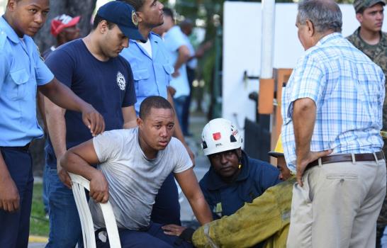 Bomberos sofocan fuego en edificio del Indotel