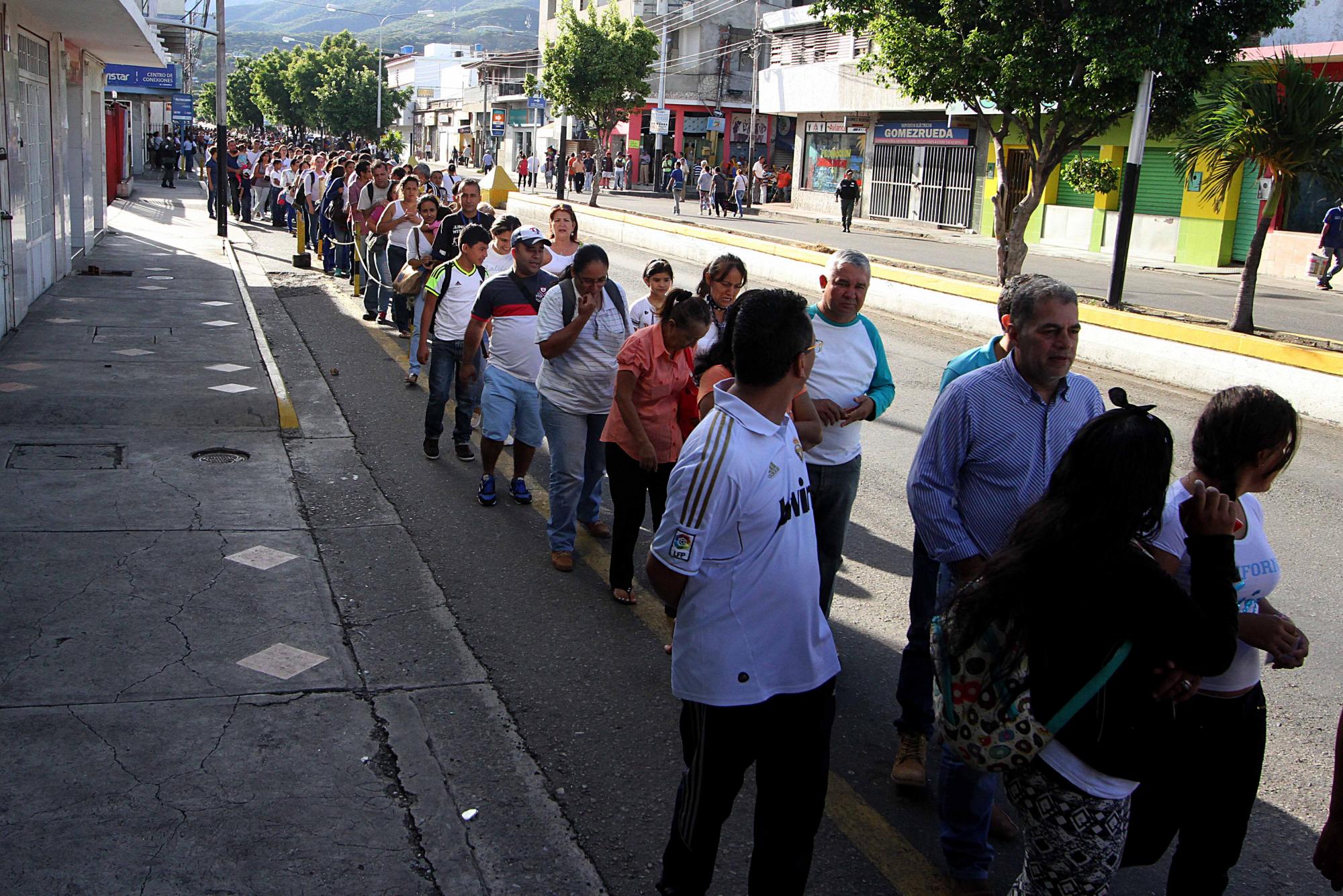Cientos de personas aguardan en una calle antes de cruzar por el puente fronterizo Simón Bolívar entre Colombia y Venezuela, hoy domingo 10 de julio de 2016, en la ciudad de San Antonio del Táchira (Venezuela). 