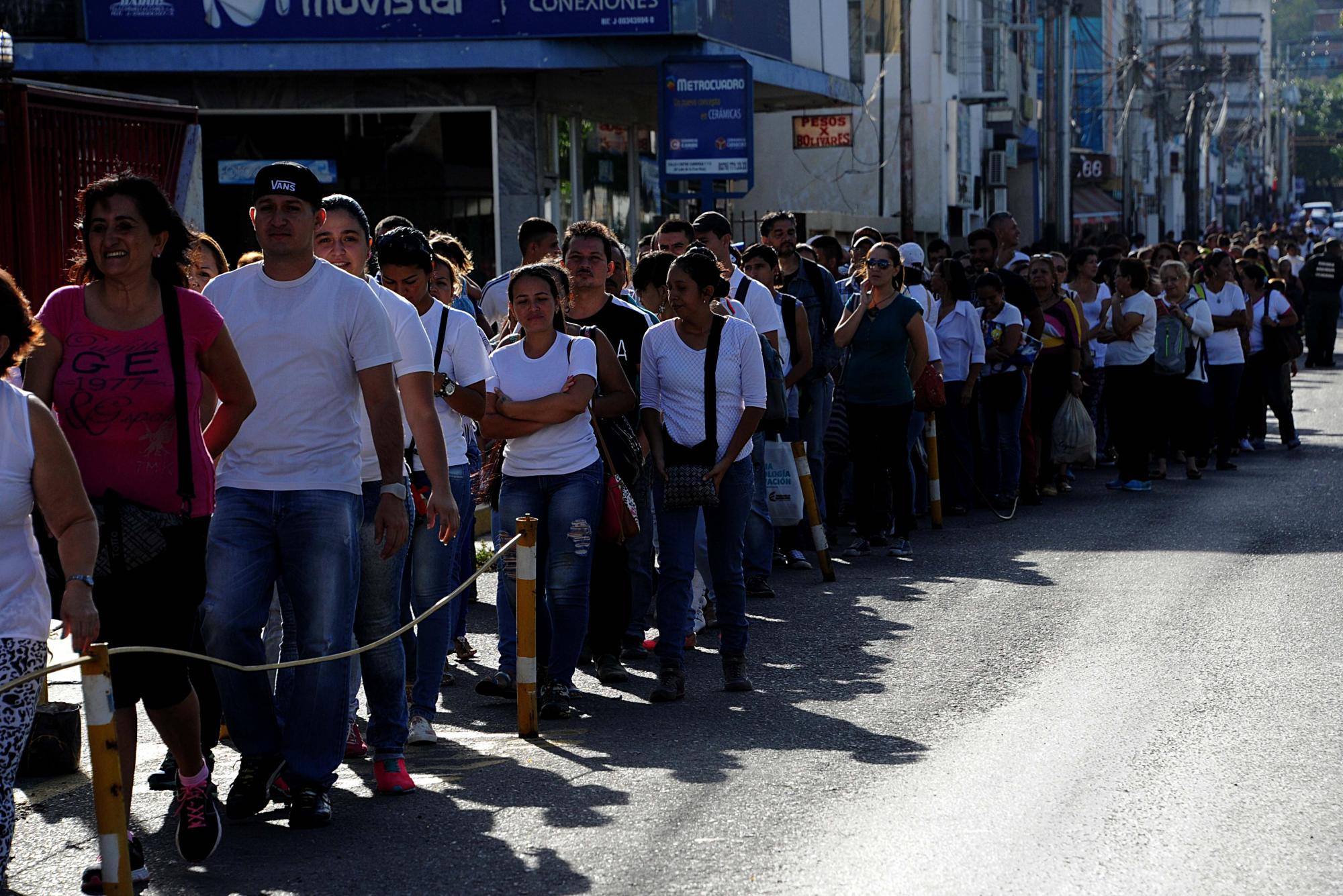 Un grupo de personas aguardan en una calle antes de cruzar el puente fronterizo Simón Bolívar entre Colombia y Venezuela, hoy domingo 10 de julio de 2016, en la ciudad de San Antonio del Táchira (Venezuela). 