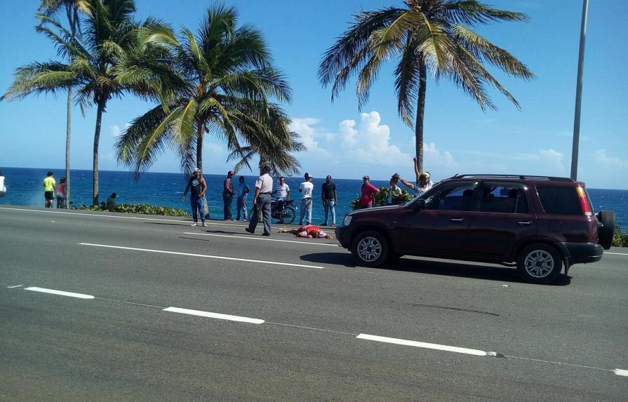 Hombre pierde la vida tratando de cruzar avenida Las Américas; conductor huyó de la escena