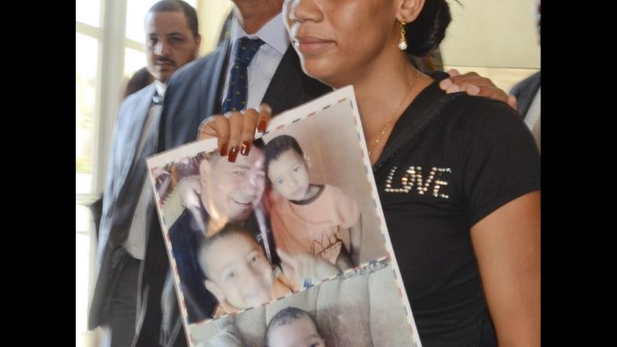 Viuda de regidor de Bayaguana clama justicia frente al Palacio