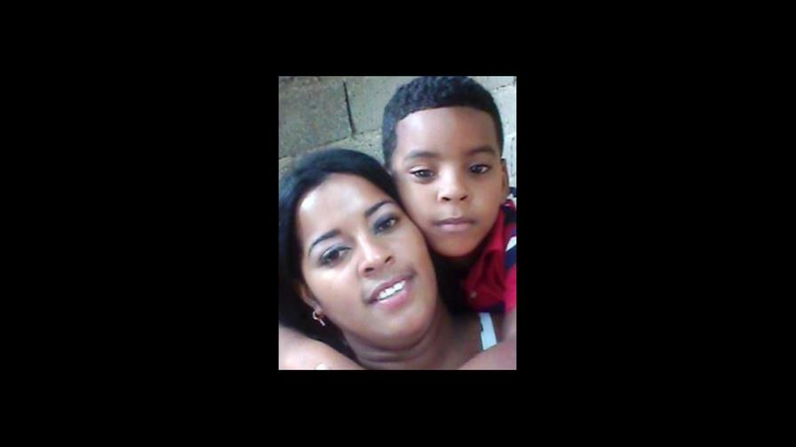 Vehículo arrolla a tres personas que viajaban en una motocicleta