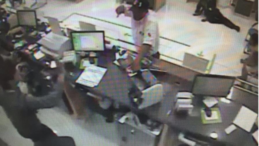 Juez dicta un año de prisión preventiva a tres implicados en asalto al Banco BHD-León 