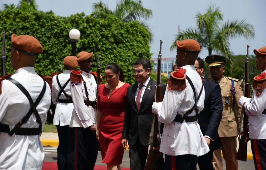 Llega al país el presidente de Honduras para visita de trabajo con Danilo Medina