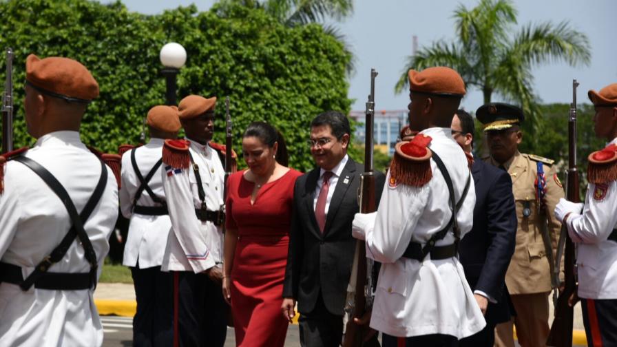Llega al país el presidente de Honduras para visita de trabajo con Danilo Medina Llega al país el presidente de Honduras para visita de trabajo con Danilo Medina