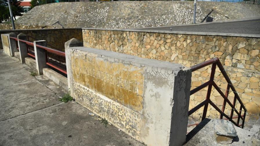 Túnel en área del Monumento a los Héroes de la Restauración está abandonado