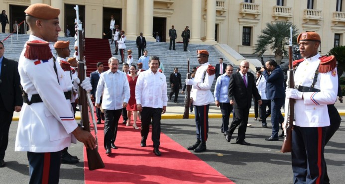 Los mandatarios mientras salían esta tarde al recorrido por los proyectos del gobierno. 