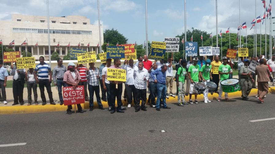 “Santiagueros” protestan frente al Congreso Nacional en demanda de creación municipio Santiago Oeste “Santiagueros” protestan frente al Congreso Nacional en demanda de creación municipio Santiago Oeste