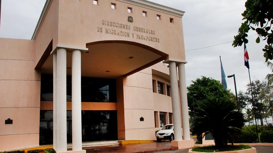 Abogados interponen amparo contra la Dirección General de Migración