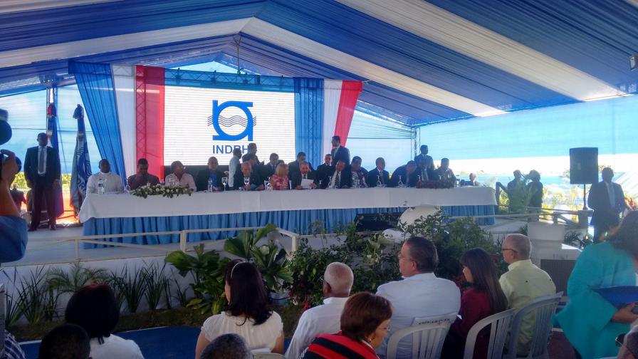 Presidente Medina entrega complejo habitacional a los damnificados de la tormenta Sandy en Azua